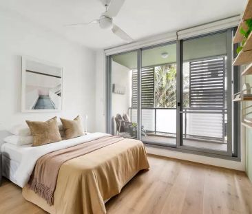 Split-level apartment in warehouse conversion - Photo 3