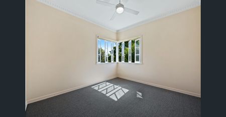 FRESHLY RENOVATED Adorable house in quiet, family-friendly street - Photo 2