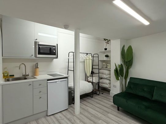 Studio Flat, Pembroke Road, W8 - Photo 1