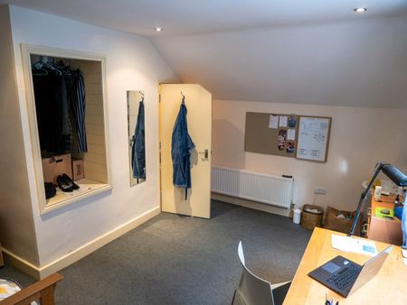 4 Bed Semi-Detached House, City Road, NG7 - Photo 2