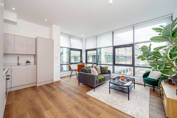 Lakeside Close, Staines Upon Thames - Photo 1