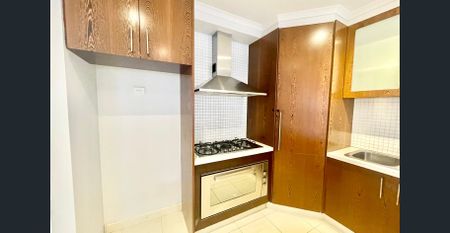 🏡 Fantastic Family Living by the Park! - Photo 3