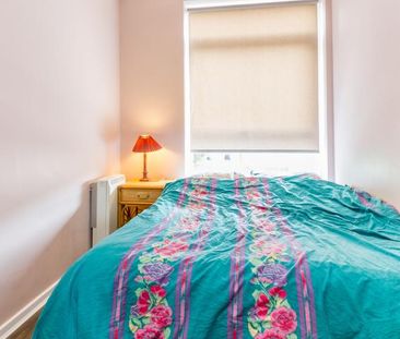 3 Bedroom, 1 bath, 1 reception Maisonette - Photo 2