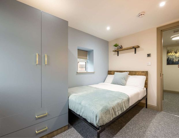 OX Living is proud to present this high-quality 6-bedroom co-living property, perfect for working professionals looking for stylish, stress-free living. Room 3 - Photo 1