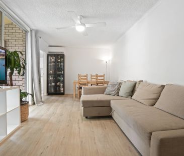 Bright Top-Floor 2-Bedroom Apartment in Prime Location - Photo 2