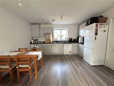 Stunning first floor apartment with balcony and allocated parking. - Photo 3