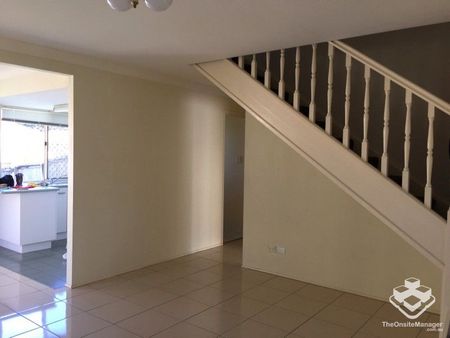 3 BEDROOM TOWNHOUSEâWarrigal State School Catchment - Photo 2