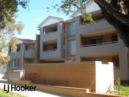 Modern 2 bedroom Townhouse with private yard - Photo 2