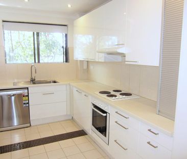 SPACIOUS TOP-FLOOR APARTMENT WITH A LEAFY OUTLOOK - Photo 3