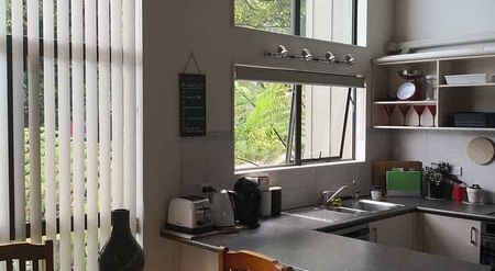 Mairangi Bay 3 bedrooms plus rumpus, 2 bathrooms - Photo 3