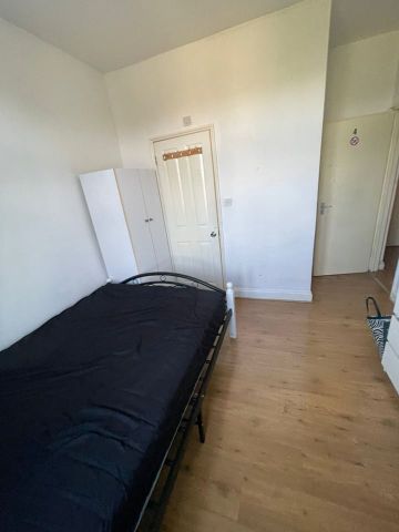 Room in a Shared House, Lincoln Road, E7 - Photo 3