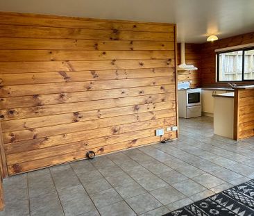 Charming 2BR Howick Haven w/ Garden - Photo 4