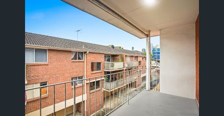 Top-Floor Apartment Offering Light, Space & Unmatched Convenience - Photo 5