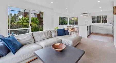 Waiake beach pad - Photo 3