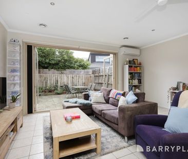 Cozy Villa Unit With Larage Sunfilled Courtyard - Photo 3