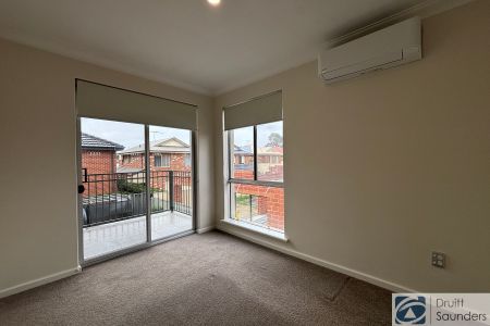 MODERN 3 X 1 TOWNHOUSE IN SECURE COMPLEX HOME OPEN THURSDAY 19 FEBRUARY AT 10.00AM SHARP! - Photo 3