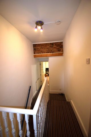 Two bedroom First floor flat close to seven king station- £1900 pcm - Photo 4