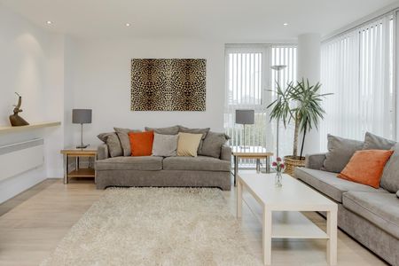 Bridge House, St George Wharf, London SW8 - Photo 3