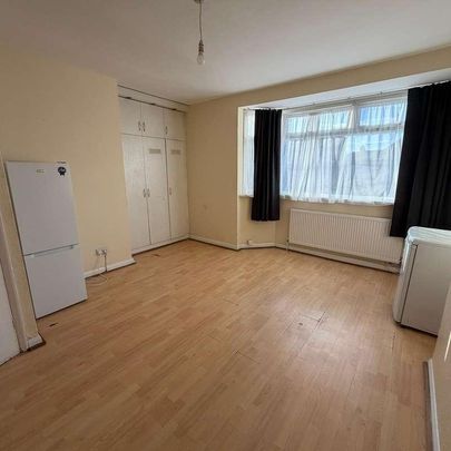 Balfour Road, Southall, UB2 - Photo 1