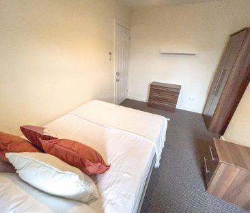 4 bedroom terraced house to rent - Photo 2