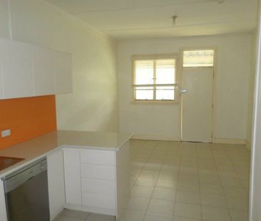 TIDY TWO BEDROOM UNIT - WATER INCLUDED- WALK TO PARRAMATTA CBD - Photo 2