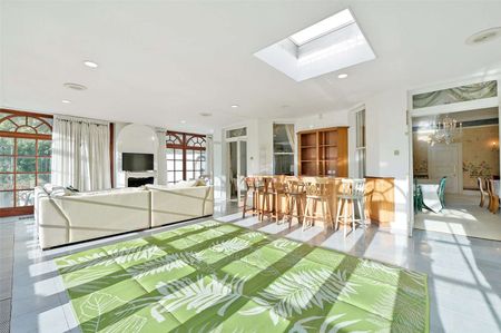 An impressive and imposing country residence set within about 16.21 acres (6.55 hectares) of grounds and gardens, with equestrian and leisure facilities and staff/guest accommodation - Photo 3