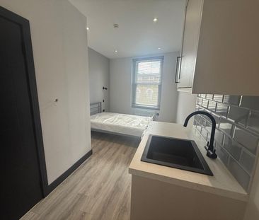 Studio Flat, High Street, W3 - Photo 4