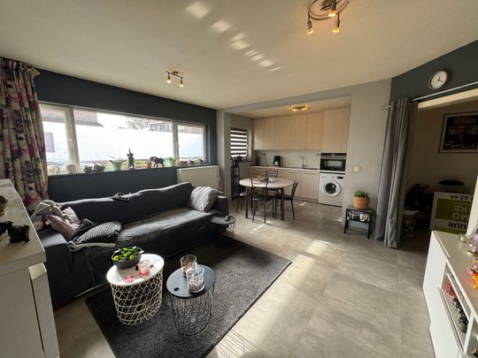 Vernieuwd gelijkvloers-appartement met 2 slaapkamers en koer - Foto 1