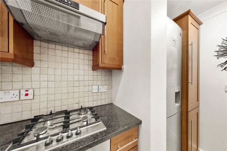 2 bedroom flat in London - Photo 3