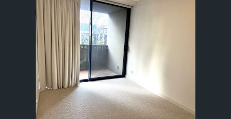 Superb Location - Everything Within a Few Minutes Walk! - Photo 2