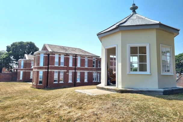 Royal Haslar - Photo 1