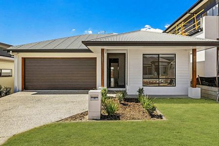 Spacious Family Home - Photo 2