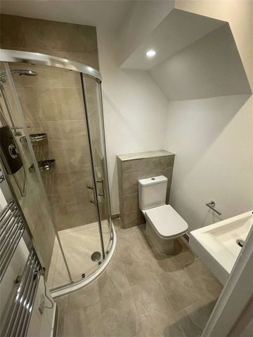 A ground floor refurbished studio apartment to rent - Photo 4