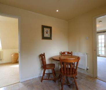 1 bedroom coach house to rent - Photo 2