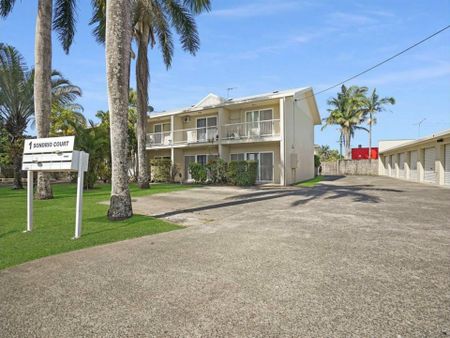 LARGE TOWNHOUSE !!! - Photo 3