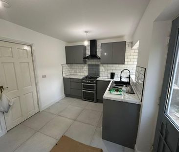 4 bedroom end of terrace house to rent - Photo 2