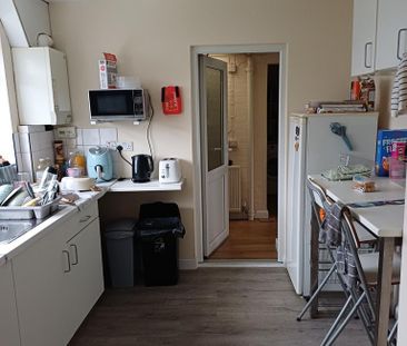 1 bedroom in a house share to rent - Photo 2