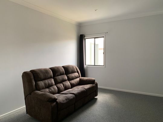 Beautiful Fully Furnished 4 Bedroom 2 Bathroom Home - Photo 1