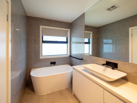 2/1258 North Road, Oakleigh South VIC 3167 - House For Rent | Domain - Photo 5