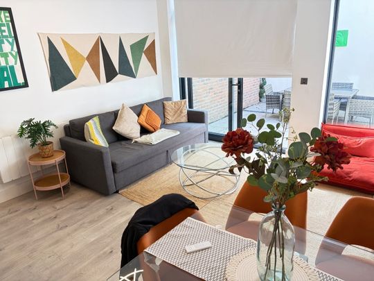 2 Bed Flat, Very Near Rosemont Road Area, W3 - Photo 1