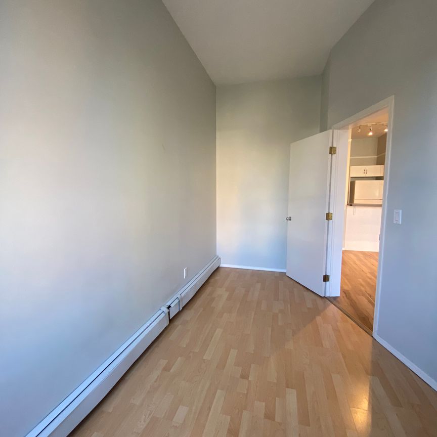 Spacious 1 Bedroom + Den in the Beltline – Available Immediately - Photo 1
