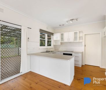 "Charming & Comfortable Home in Convenient Kennington Location" - Photo 6