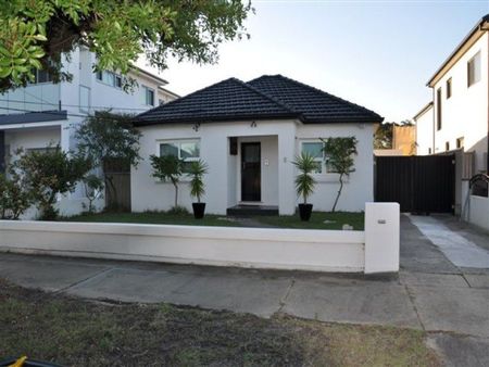 Great family home in a beachside location - Photo 3