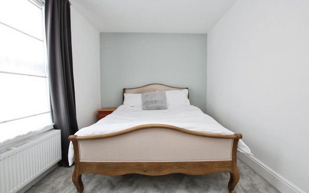 A modern two-bedroom terraced house in Westbury-on-Trym. - Photo 1