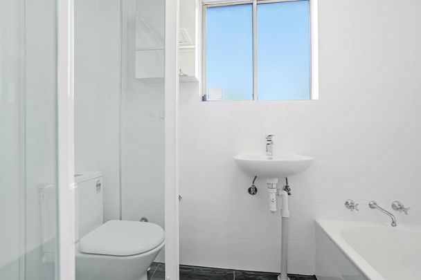 2 bedroom Unit with Lock up garage - Photo 1