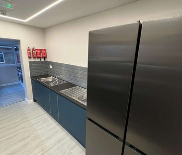 Modern, Bright Rooms with Private En-Suites Room 4 - Photo 4