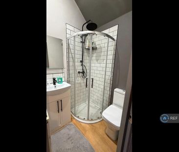 1 bedroom in a house share to rent - Photo 2