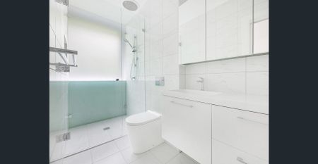 Beautifully Renovated Four-Bedroom Apartment in Prime Harbourside Location - Photo 5