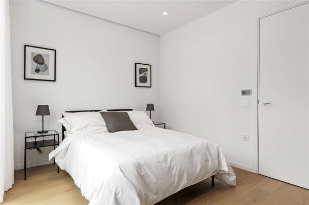 Luxurious two bedroom flat in the highly regarded Barts Square. - Photo 1