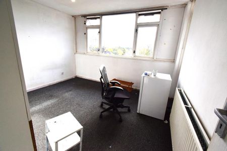 3 bedroom flat to rent - Photo 4